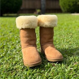 UGG’s Women Classic Tall II Chestnut Size 9